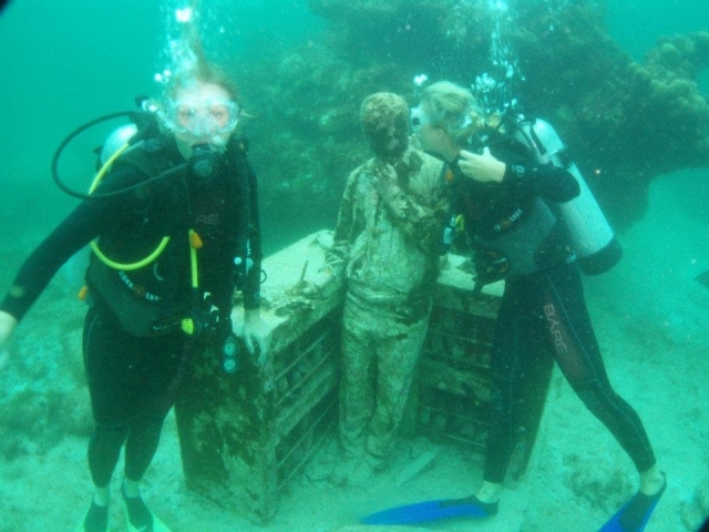 Posando con las figuras del museo